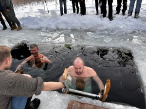 Ijswak ladder 2 personen in water mensen eromheen